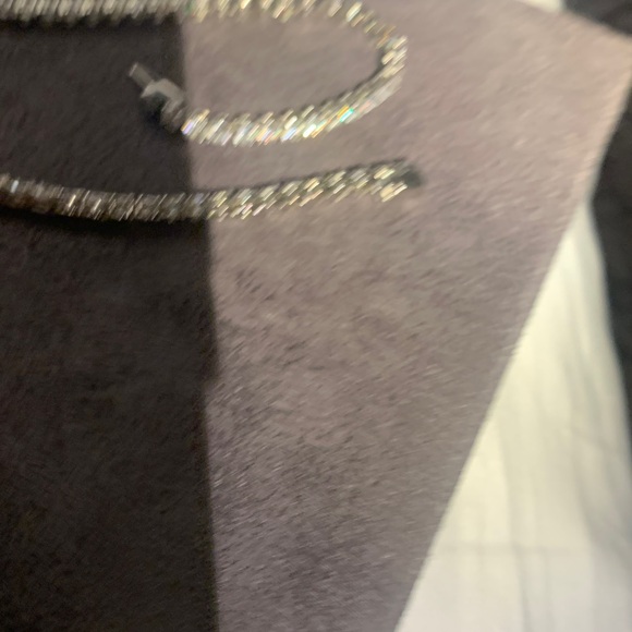 Absolutely stunning tennis necklace, extremely high quality sparkly stones.Must!